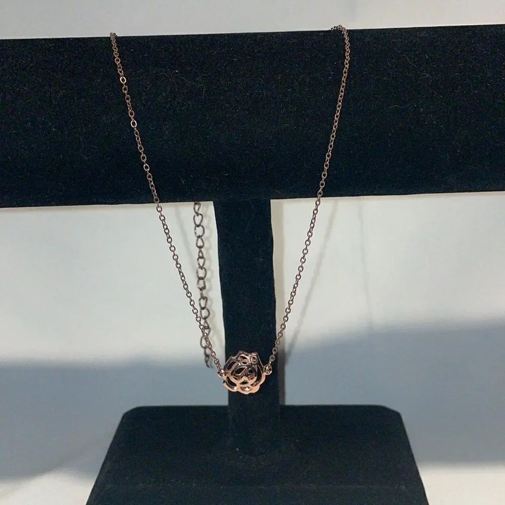 Rose pendent necklace